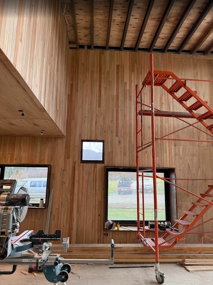 Surface Construcciones — Construcción de recepción de complejo, avance de terminación interior con revestimientos de madera